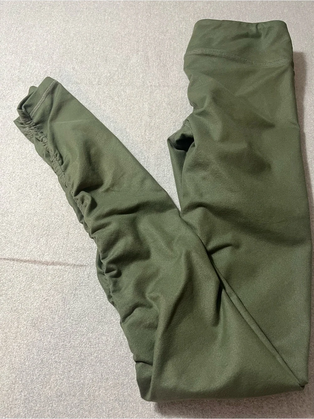 Alo Yoga Idol Ruched leggings.